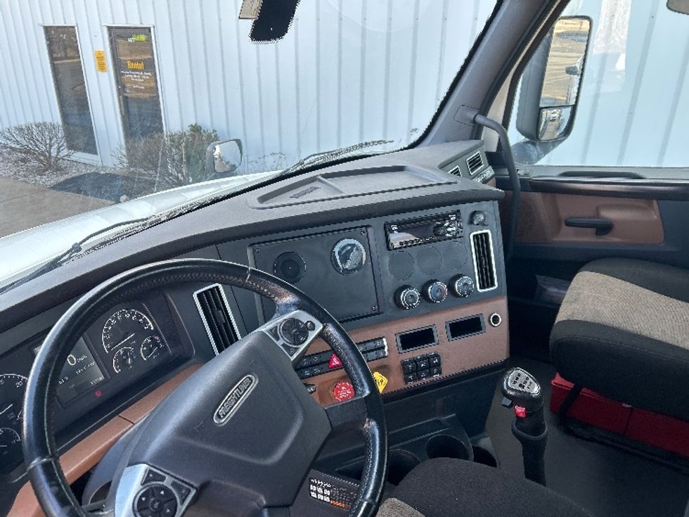 Day Cab Tractor-Heavy Duty Tractors-Freightliner-2021-T12664ST-Milwaukee-WI-191,172\n\t\tmiles-$ 69,250 - Image 10