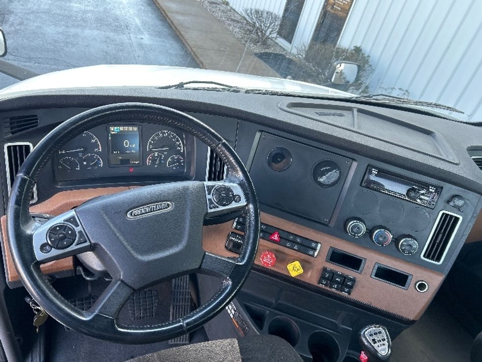 Day Cab Tractor-Heavy Duty Tractors-Freightliner-2021-T12664ST-Milwaukee-WI-191,172\n\t\tmiles-$ 69,250 - Image 11
