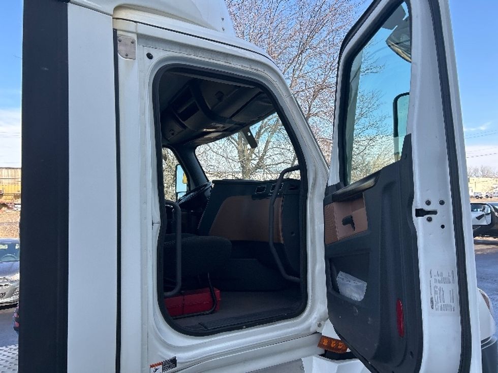 Day Cab Tractor-Heavy Duty Tractors-Freightliner-2021-T12664ST-Milwaukee-WI-191,172\n\t\tmiles-$ 69,250 - Image 12