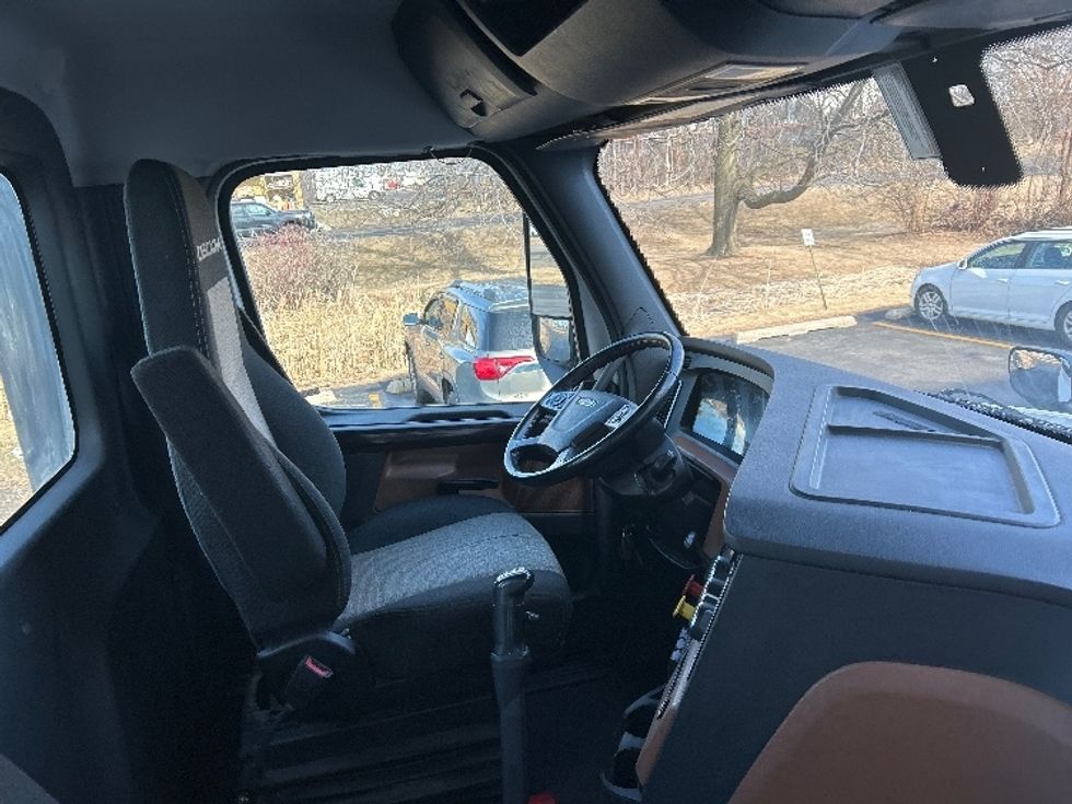 Day Cab Tractor-Heavy Duty Tractors-Freightliner-2021-T12664ST-Milwaukee-WI-191,172\n\t\tmiles-$ 69,250 - Image 14