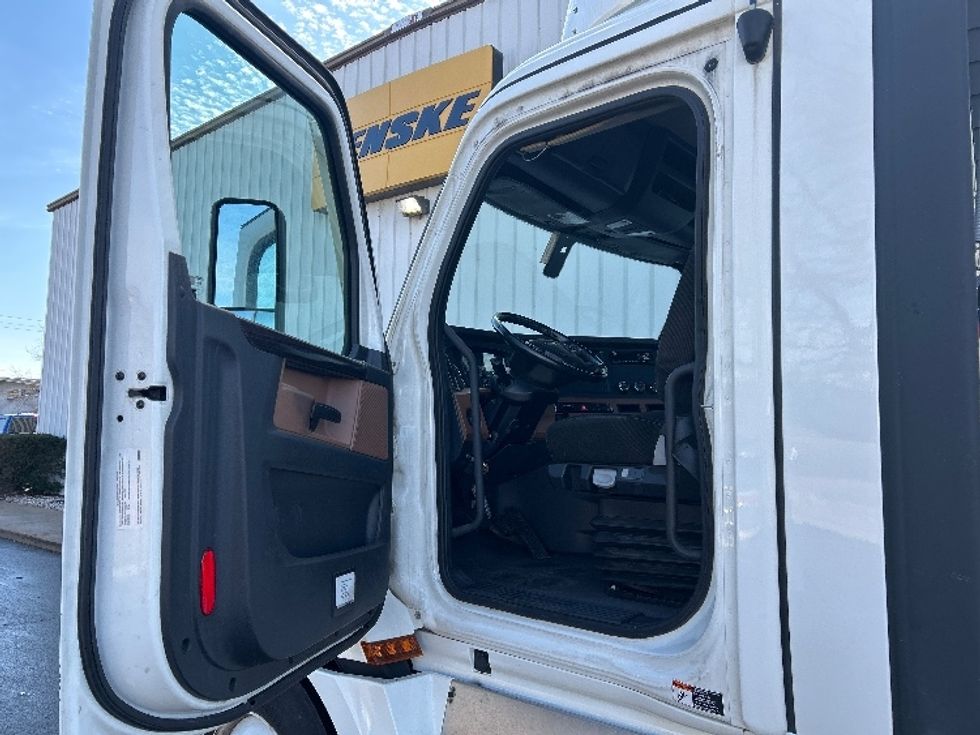 Day Cab Tractor-Heavy Duty Tractors-Freightliner-2021-T12664ST-Milwaukee-WI-191,172\n\t\tmiles-$ 69,250 - Image 9