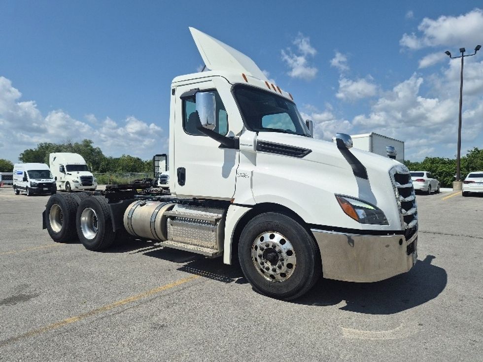 Day Cab Tractor-Heavy Duty Tractors-Freightliner-2021-T12664ST-Mississauga-ON-421,065\n\t\tkm-$ 86,750 - Image 1