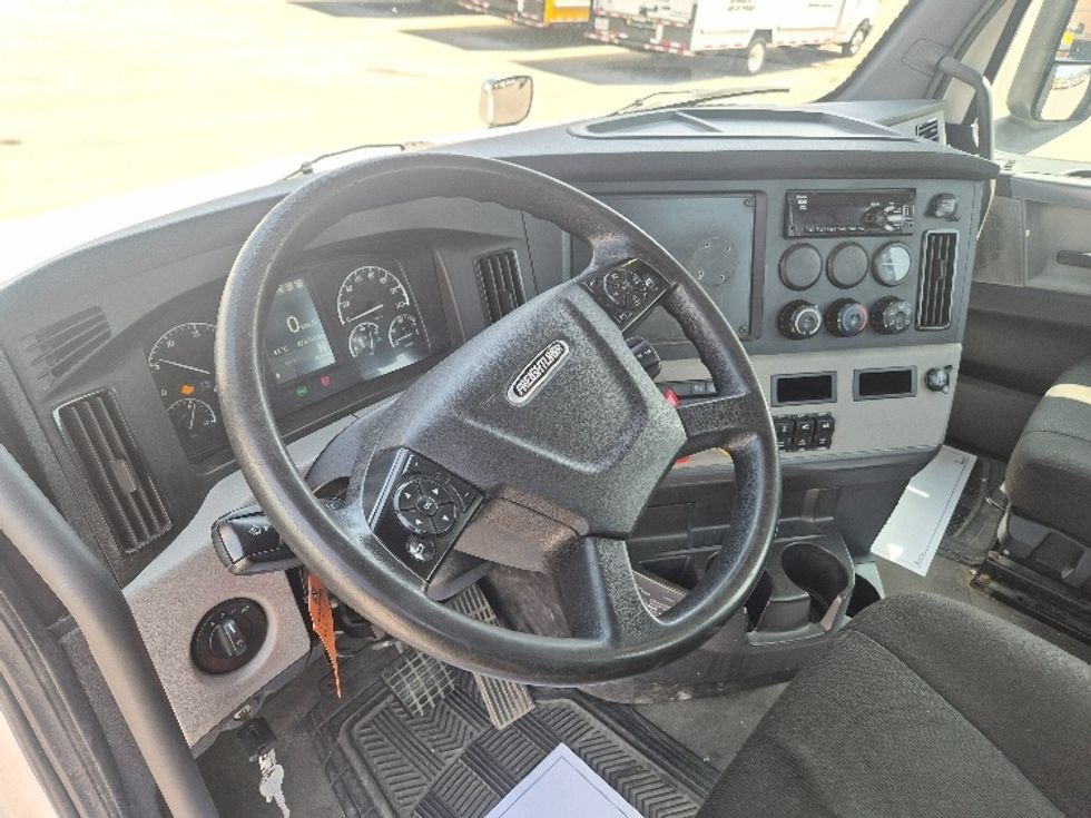 Day Cab Tractor-Heavy Duty Tractors-Freightliner-2021-T12664ST-Mississauga-ON-421,065\n\t\tkm-$ 86,750 - Image 10