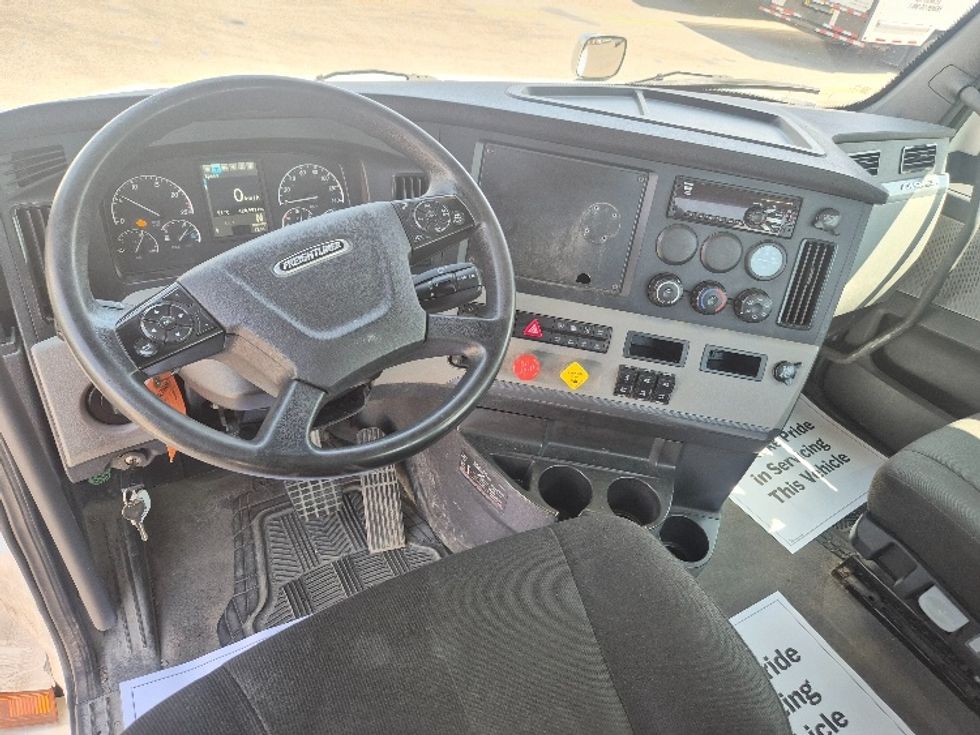 Day Cab Tractor-Heavy Duty Tractors-Freightliner-2021-T12664ST-Mississauga-ON-421,065\n\t\tkm-$ 86,750 - Image 11