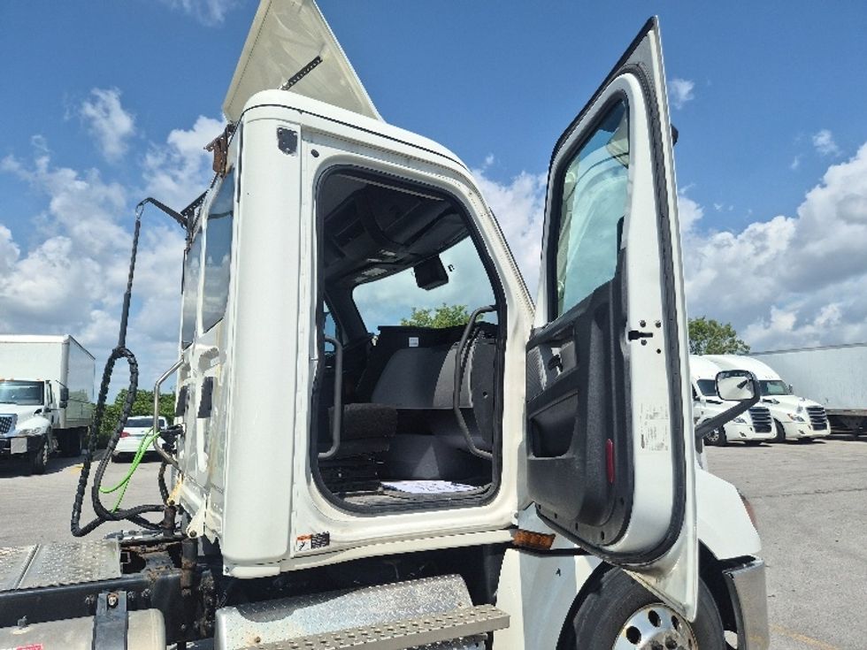 Day Cab Tractor-Heavy Duty Tractors-Freightliner-2021-T12664ST-Mississauga-ON-421,065\n\t\tkm-$ 86,750 - Image 12