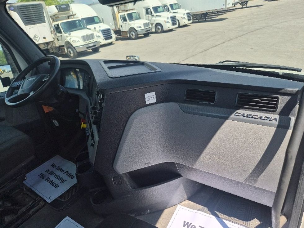 Day Cab Tractor-Heavy Duty Tractors-Freightliner-2021-T12664ST-Mississauga-ON-421,065\n\t\tkm-$ 86,750 - Image 13
