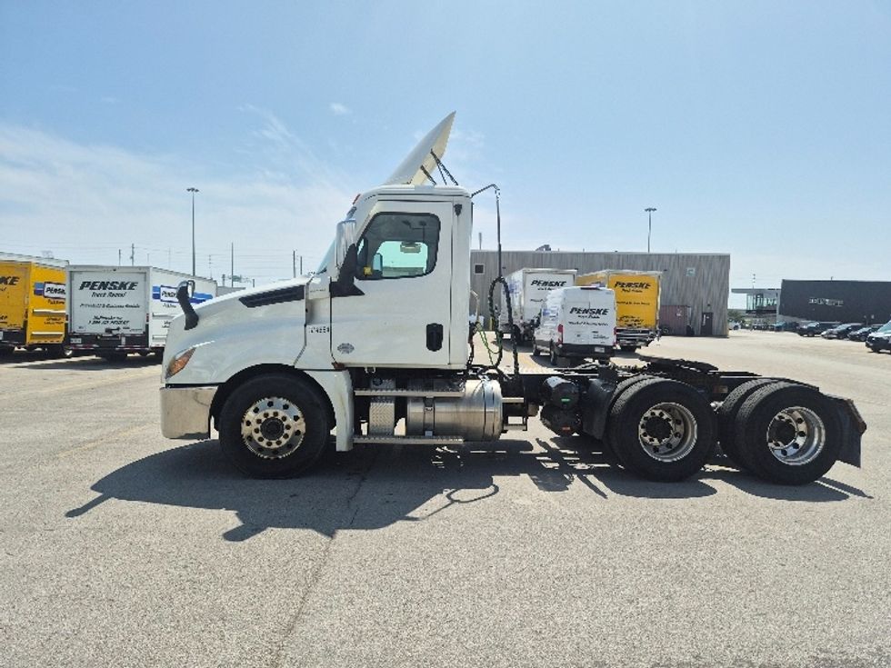 Day Cab Tractor-Heavy Duty Tractors-Freightliner-2021-T12664ST-Mississauga-ON-421,065\n\t\tkm-$ 86,750 - Image 4