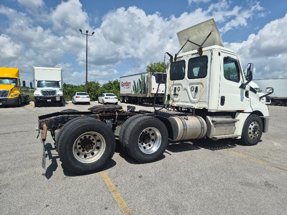 Day Cab Tractor-Heavy Duty Tractors-Freightliner-2021-T12664ST-Mississauga-ON-421,065\n\t\tkm-$ 86,750 - Image 7