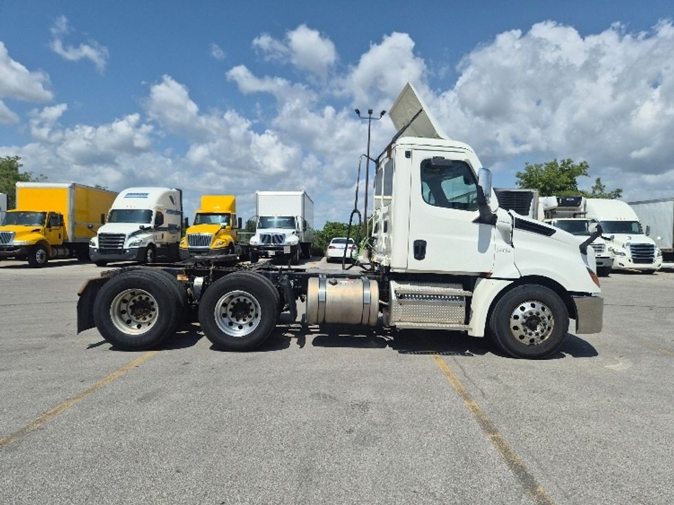 Day Cab Tractor-Heavy Duty Tractors-Freightliner-2021-T12664ST-Mississauga-ON-421,065\n\t\tkm-$ 86,750 - Image 8