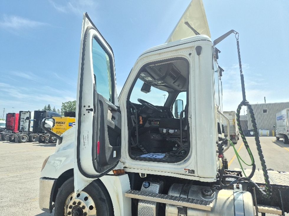 Day Cab Tractor-Heavy Duty Tractors-Freightliner-2021-T12664ST-Mississauga-ON-421,065\n\t\tkm-$ 86,750 - Image 9