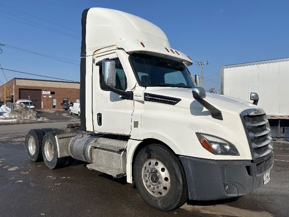 Day Cab Tractor-Heavy Duty Tractors-Freightliner-2021-T12664ST-Mississauga-ON-522,312\n\t\tkm-$ 72,750 - Image 1