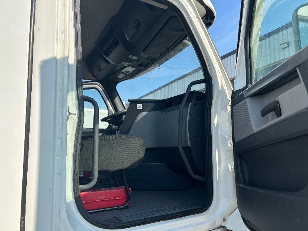 Day Cab Tractor-Heavy Duty Tractors-Freightliner-2021-T12664ST-Mississauga-ON-522,312\n\t\tkm-$ 72,750 - Image 12