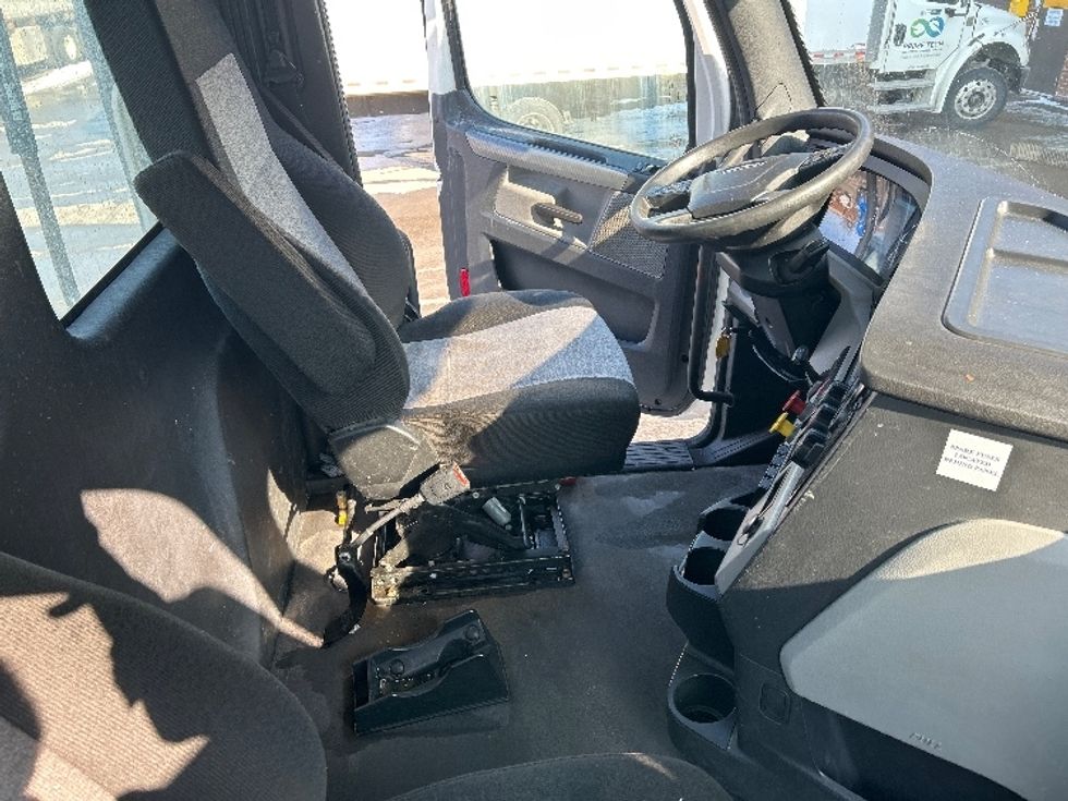 Day Cab Tractor-Heavy Duty Tractors-Freightliner-2021-T12664ST-Mississauga-ON-522,312\n\t\tkm-$ 72,750 - Image 14