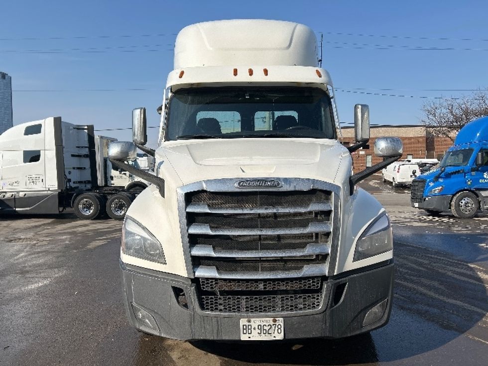 Day Cab Tractor-Heavy Duty Tractors-Freightliner-2021-T12664ST-Mississauga-ON-522,312\n\t\tkm-$ 72,750 - Image 2