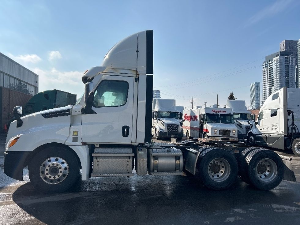 Day Cab Tractor-Heavy Duty Tractors-Freightliner-2021-T12664ST-Mississauga-ON-522,312\n\t\tkm-$ 72,750 - Image 4