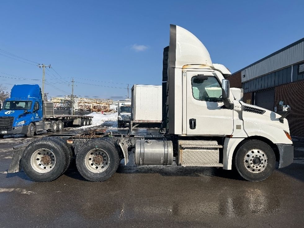 Day Cab Tractor-Heavy Duty Tractors-Freightliner-2021-T12664ST-Mississauga-ON-522,312\n\t\tkm-$ 72,750 - Image 8
