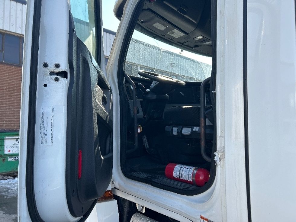 Day Cab Tractor-Heavy Duty Tractors-Freightliner-2021-T12664ST-Mississauga-ON-522,312\n\t\tkm-$ 72,750 - Image 9