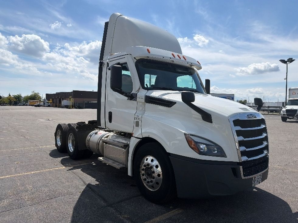 Day Cab Tractor-Heavy Duty Tractors-Freightliner-2021-T12664ST-Mississauga-ON-605,408\n\t\tkm-$ 76,250 - Image 1