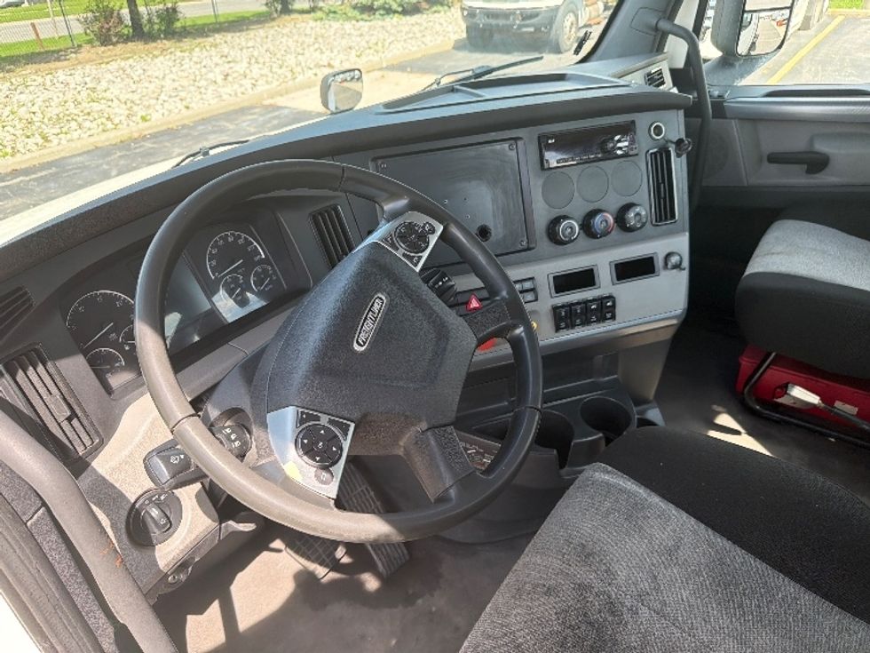 Day Cab Tractor-Heavy Duty Tractors-Freightliner-2021-T12664ST-Mississauga-ON-605,408\n\t\tkm-$ 76,250 - Image 10