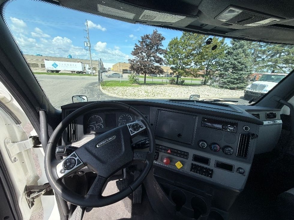 Day Cab Tractor-Heavy Duty Tractors-Freightliner-2021-T12664ST-Mississauga-ON-605,408\n\t\tkm-$ 76,250 - Image 11