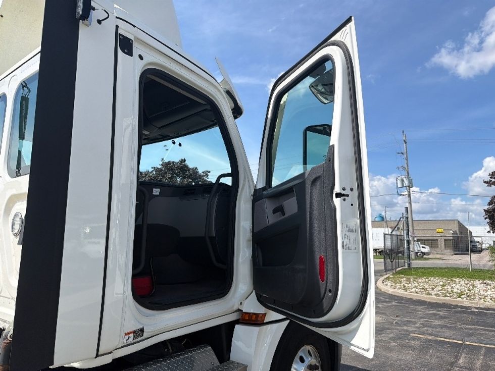 Day Cab Tractor-Heavy Duty Tractors-Freightliner-2021-T12664ST-Mississauga-ON-605,408\n\t\tkm-$ 76,250 - Image 12