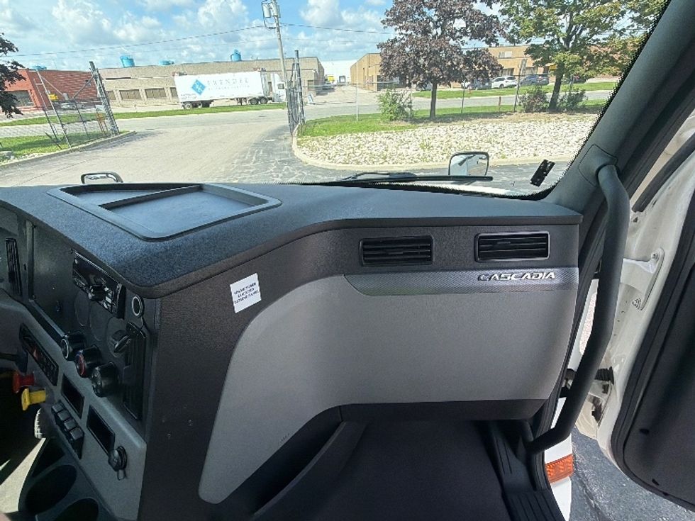 Day Cab Tractor-Heavy Duty Tractors-Freightliner-2021-T12664ST-Mississauga-ON-605,408\n\t\tkm-$ 76,250 - Image 13