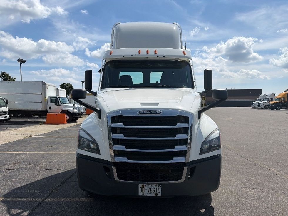 Day Cab Tractor-Heavy Duty Tractors-Freightliner-2021-T12664ST-Mississauga-ON-605,408\n\t\tkm-$ 76,250 - Image 2