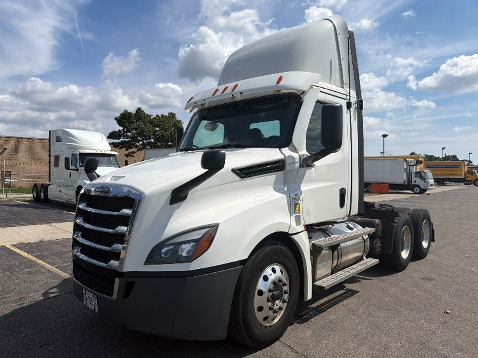 Day Cab Tractor-Heavy Duty Tractors-Freightliner-2021-T12664ST-Mississauga-ON-605,408\n\t\tkm-$ 76,250 - Image 3