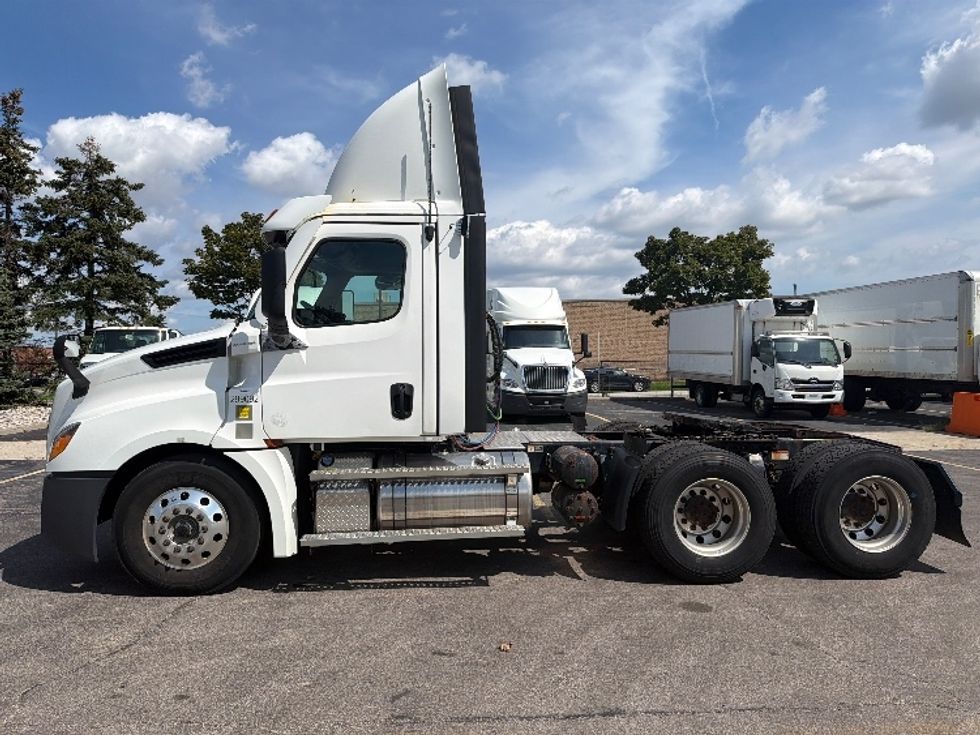 Day Cab Tractor-Heavy Duty Tractors-Freightliner-2021-T12664ST-Mississauga-ON-605,408\n\t\tkm-$ 76,250 - Image 4