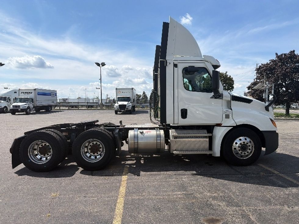 Day Cab Tractor-Heavy Duty Tractors-Freightliner-2021-T12664ST-Mississauga-ON-605,408\n\t\tkm-$ 76,250 - Image 8