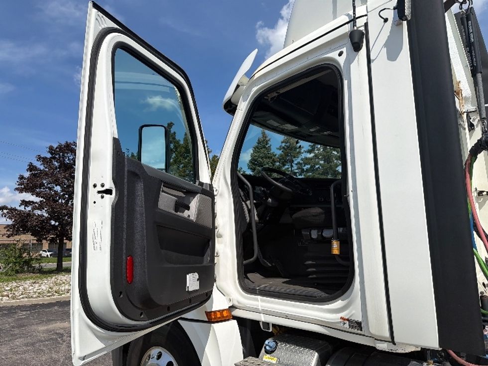 Day Cab Tractor-Heavy Duty Tractors-Freightliner-2021-T12664ST-Mississauga-ON-605,408\n\t\tkm-$ 76,250 - Image 9