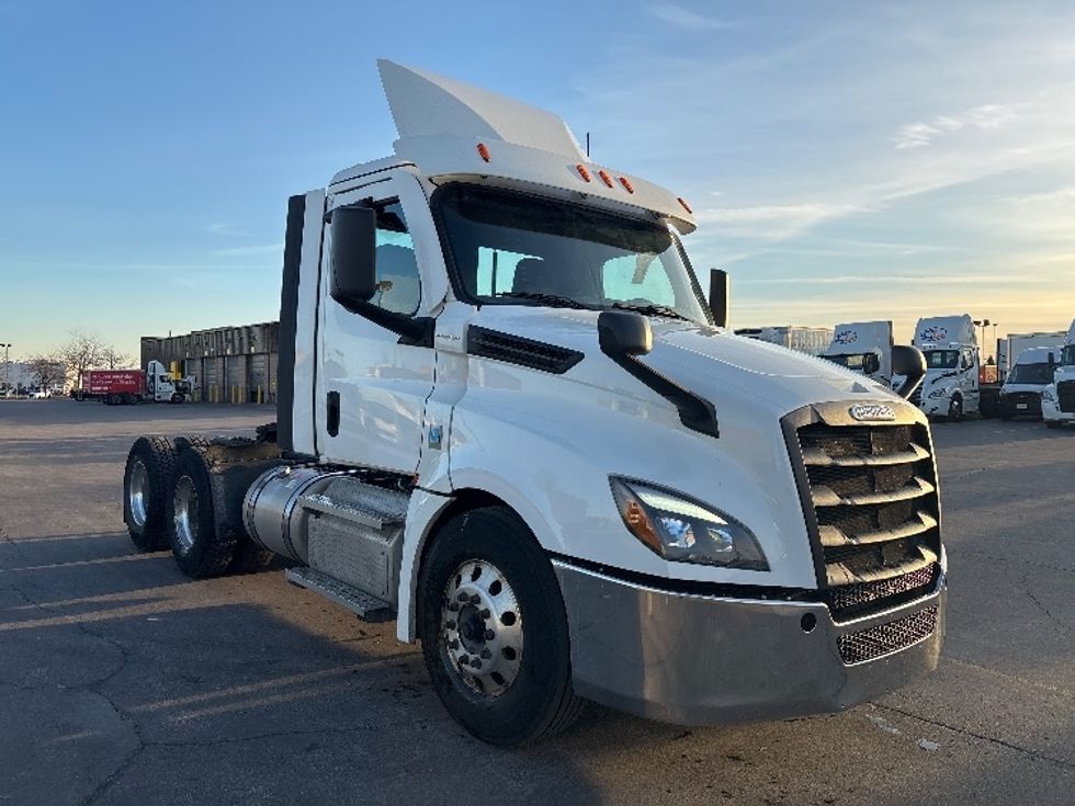 Day Cab Tractor-Heavy Duty Tractors-Freightliner-2021-T12664ST-Mississauga-ON-843,051\n\t\tkm-$ 54,750 - Image 1