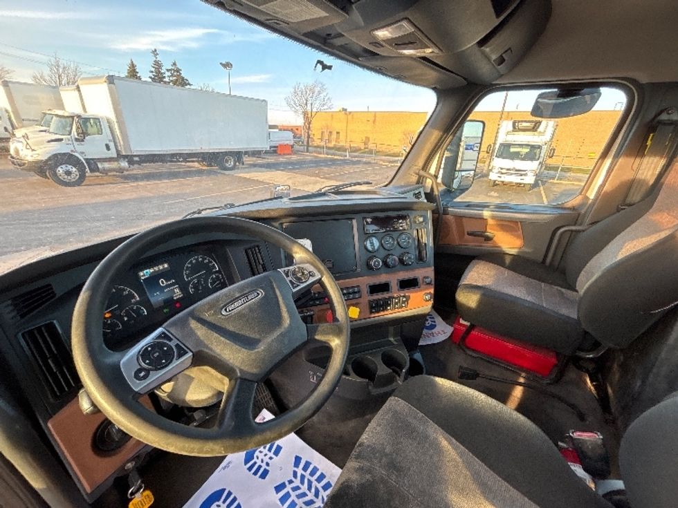 Day Cab Tractor-Heavy Duty Tractors-Freightliner-2021-T12664ST-Mississauga-ON-843,051\n\t\tkm-$ 54,750 - Image 10