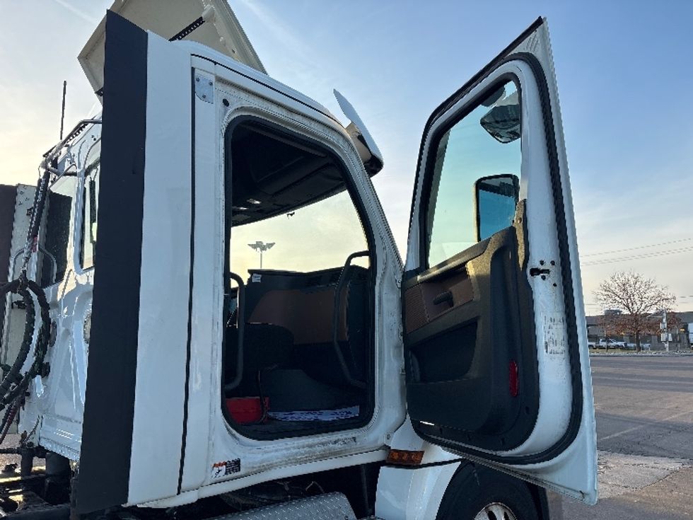 Day Cab Tractor-Heavy Duty Tractors-Freightliner-2021-T12664ST-Mississauga-ON-843,051\n\t\tkm-$ 54,750 - Image 12