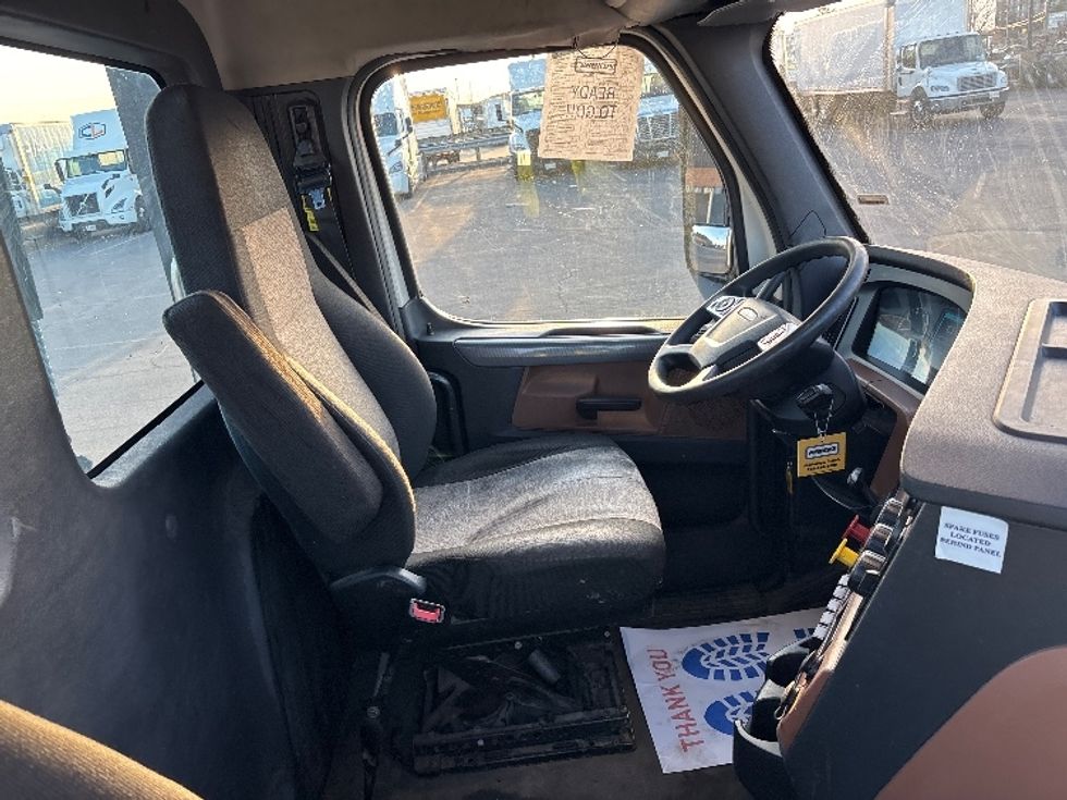 Day Cab Tractor-Heavy Duty Tractors-Freightliner-2021-T12664ST-Mississauga-ON-843,051\n\t\tkm-$ 54,750 - Image 14