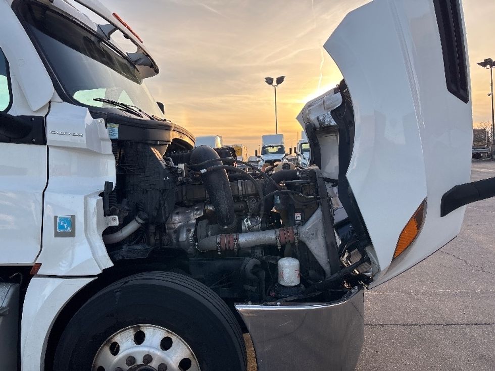 Day Cab Tractor-Heavy Duty Tractors-Freightliner-2021-T12664ST-Mississauga-ON-843,051\n\t\tkm-$ 54,750 - Image 15