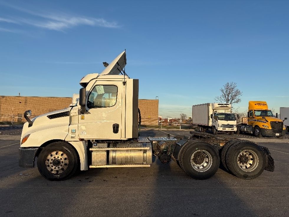 Day Cab Tractor-Heavy Duty Tractors-Freightliner-2021-T12664ST-Mississauga-ON-843,051\n\t\tkm-$ 54,750 - Image 4