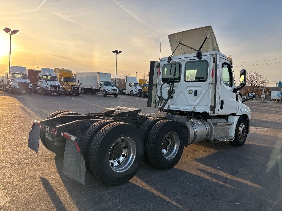 Day Cab Tractor-Heavy Duty Tractors-Freightliner-2021-T12664ST-Mississauga-ON-843,051\n\t\tkm-$ 54,750 - Image 7
