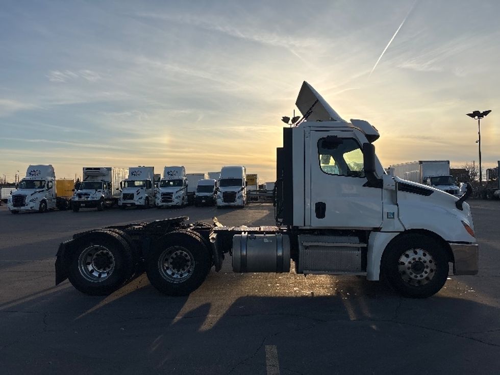 Day Cab Tractor-Heavy Duty Tractors-Freightliner-2021-T12664ST-Mississauga-ON-843,051\n\t\tkm-$ 54,750 - Image 8