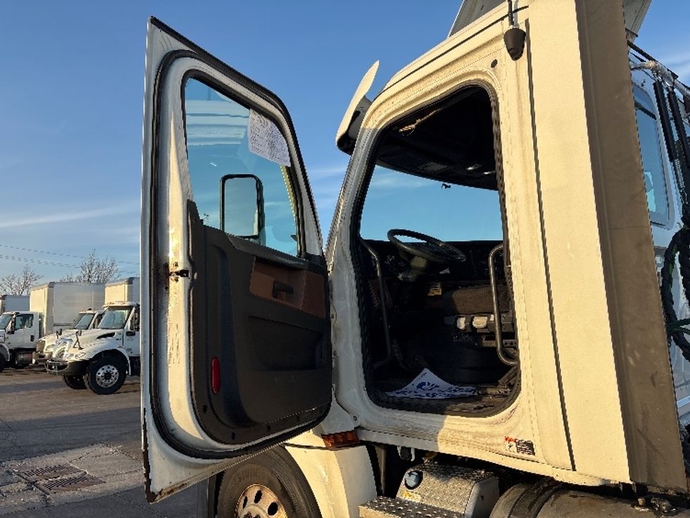 Day Cab Tractor-Heavy Duty Tractors-Freightliner-2021-T12664ST-Mississauga-ON-843,051\n\t\tkm-$ 54,750 - Image 9