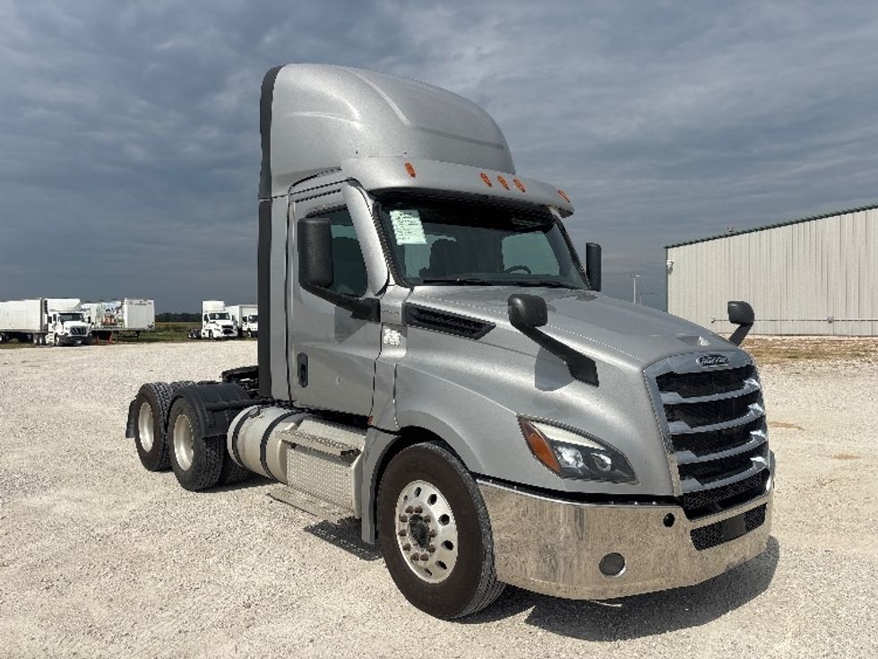 Day Cab Tractor-Heavy Duty Tractors-Freightliner-2021-T12664ST-Moberly-MO-278,046\n\t\tmiles-$ 66,750 - Image 1