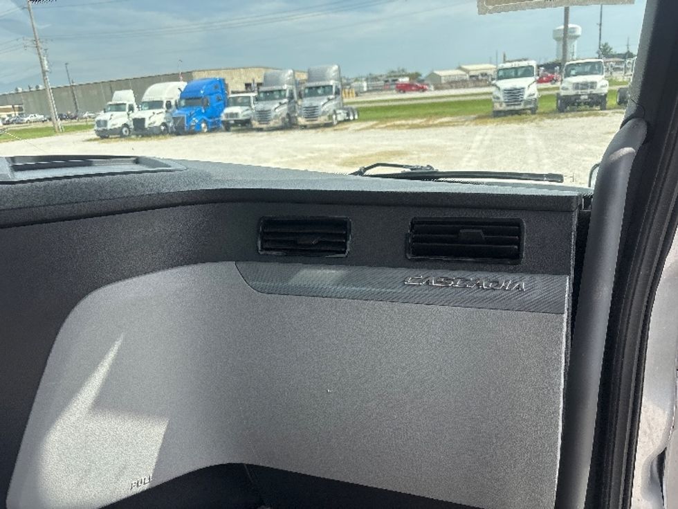 Day Cab Tractor-Heavy Duty Tractors-Freightliner-2021-T12664ST-Moberly-MO-278,046\n\t\tmiles-$ 66,750 - Image 13