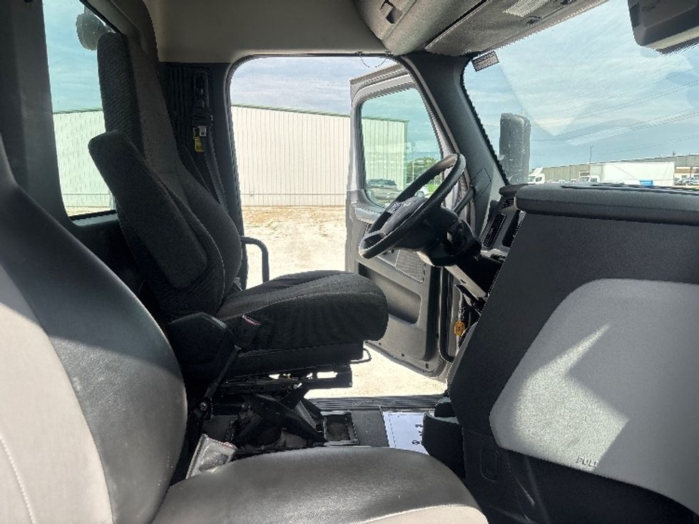 Day Cab Tractor-Heavy Duty Tractors-Freightliner-2021-T12664ST-Moberly-MO-278,046\n\t\tmiles-$ 66,750 - Image 14