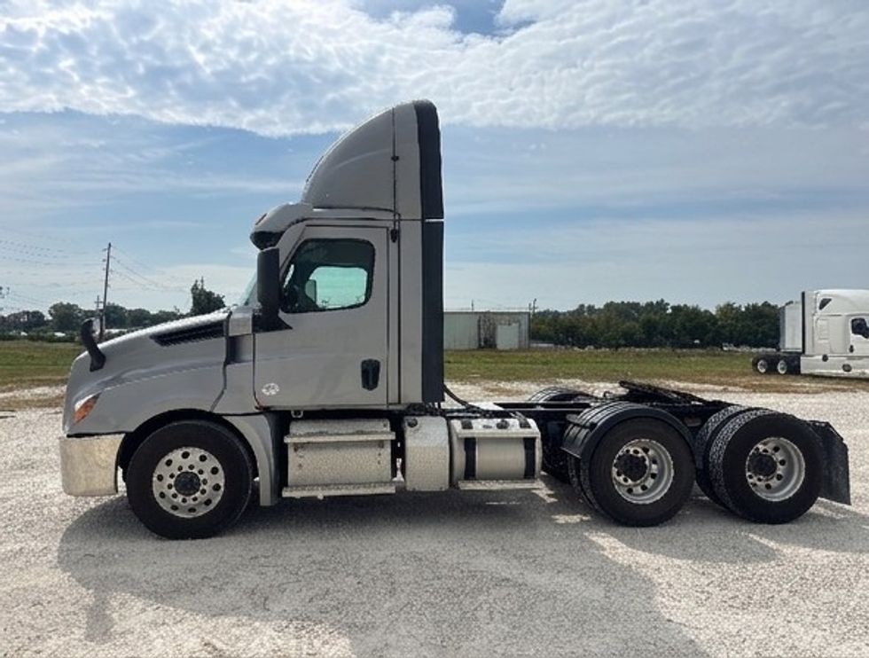 Day Cab Tractor-Heavy Duty Tractors-Freightliner-2021-T12664ST-Moberly-MO-278,046\n\t\tmiles-$ 66,750 - Image 4