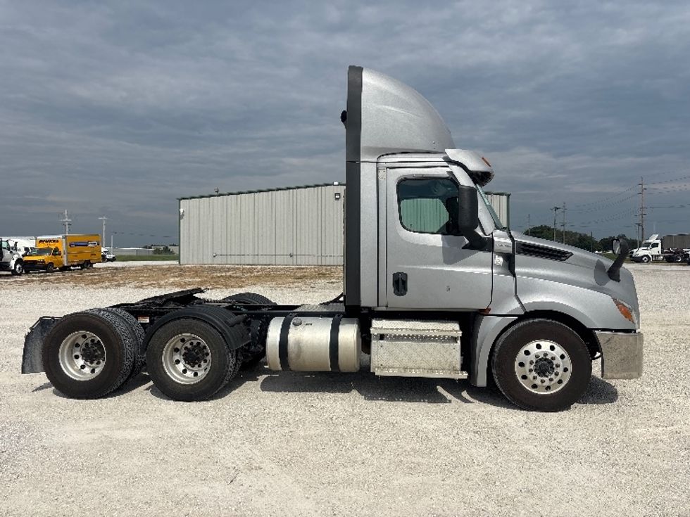 Day Cab Tractor-Heavy Duty Tractors-Freightliner-2021-T12664ST-Moberly-MO-278,046\n\t\tmiles-$ 66,750 - Image 8