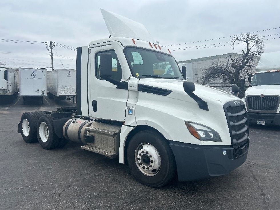 Day Cab Tractor-Heavy Duty Tractors-Freightliner-2021-T12664ST-Moberly-MO-326,762\n\t\tmiles-$ 64,500 - Image 1