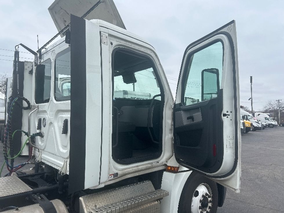 Day Cab Tractor-Heavy Duty Tractors-Freightliner-2021-T12664ST-Moberly-MO-326,762\n\t\tmiles-$ 64,500 - Image 12