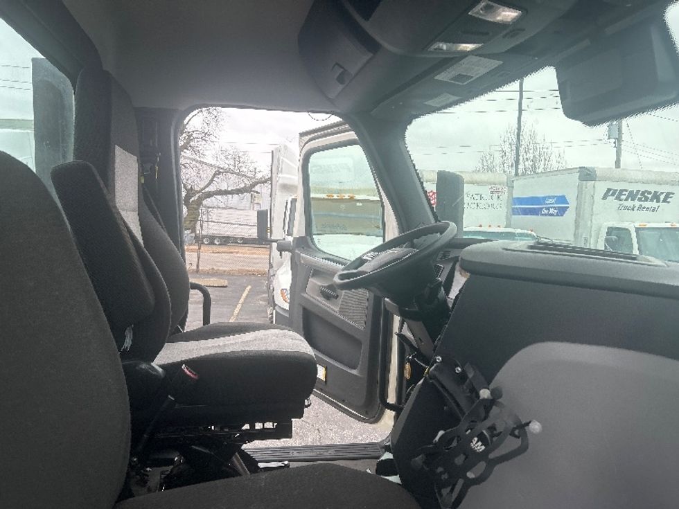 Day Cab Tractor-Heavy Duty Tractors-Freightliner-2021-T12664ST-Moberly-MO-326,762\n\t\tmiles-$ 64,500 - Image 14