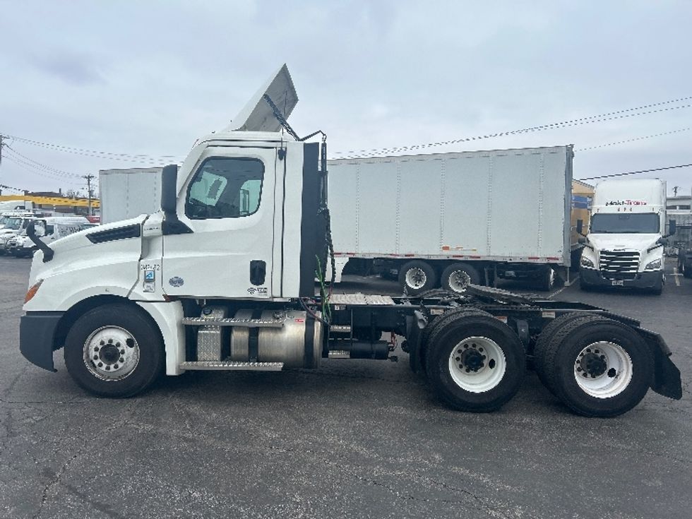 Day Cab Tractor-Heavy Duty Tractors-Freightliner-2021-T12664ST-Moberly-MO-326,762\n\t\tmiles-$ 64,500 - Image 4