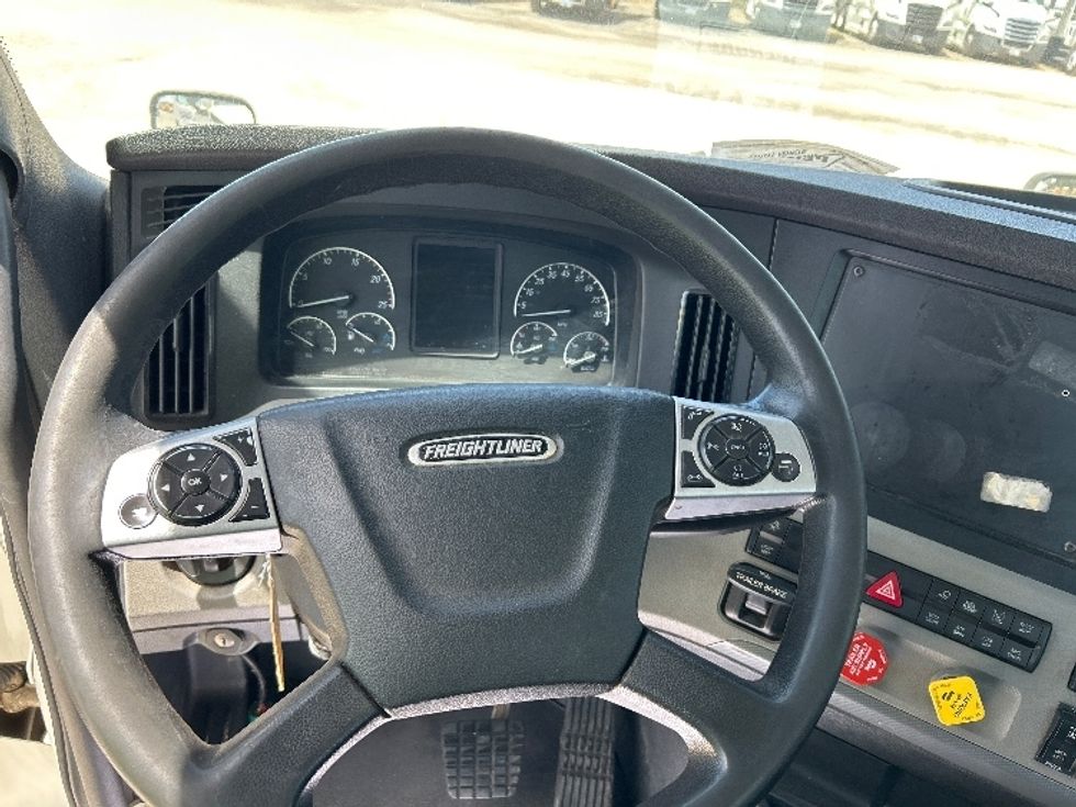 Day Cab Tractor-Heavy Duty Tractors-Freightliner-2021-T12664ST-Mobile-AL-244,317\n\t\tmiles-$ 72,000 - Image 11